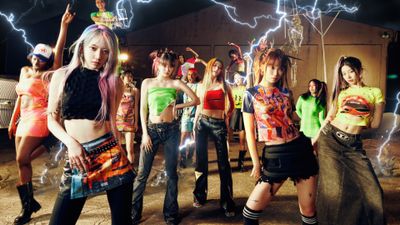 Crazy (Le Sserafim) Group ultra HD 4K wallpaper