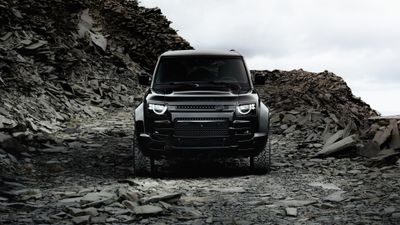 Land Rover Defender OCTA Black 2025 ultra HD 4K wallpaper