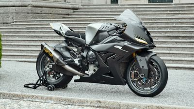 BMW Motorrad Concept RR Vertical ultra HD 4K wallpaper