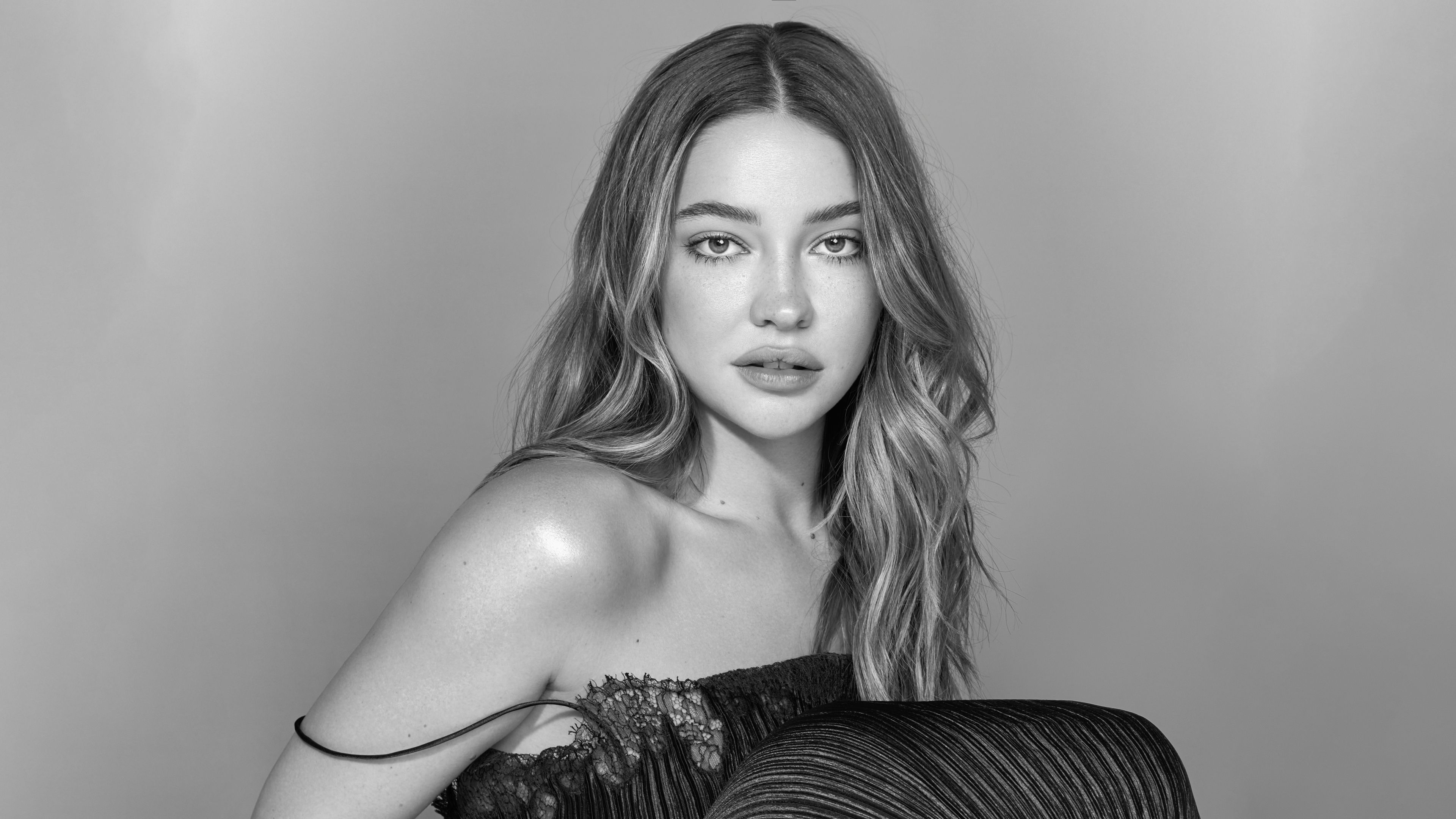 Madelyn Cline Black and White ultra HD 4K wallpaper