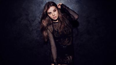 Hailee Steinfeld Dark background ultra HD 4K wallpaper