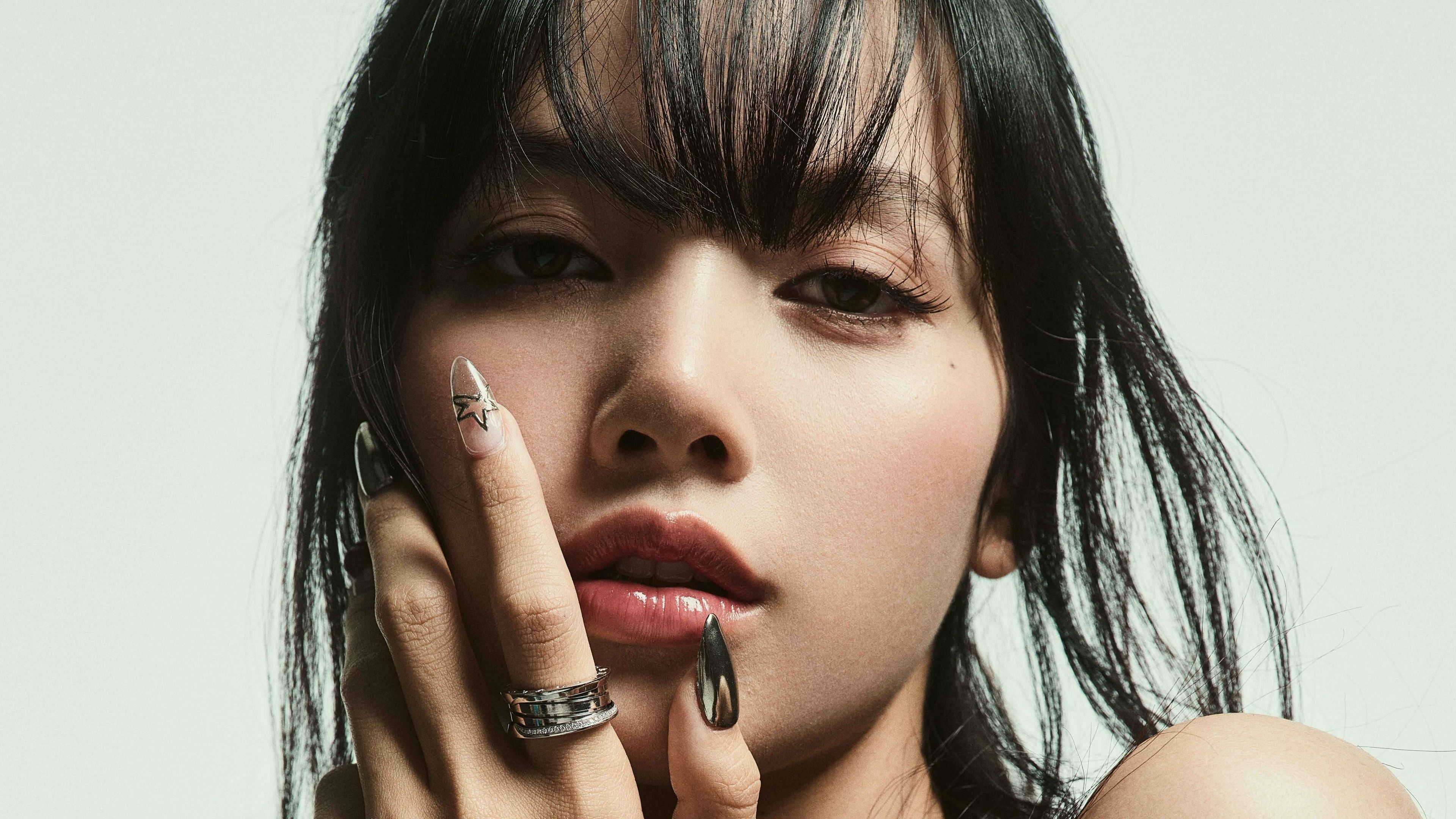 Lisa Vertical ultra HD 4K wallpaper