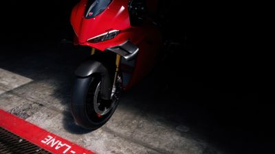 Ducati Panigale V4 2025 ultra HD 4K wallpaper