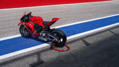 Ducati Panigale V4 Race track ultra HD 4K wallpaper