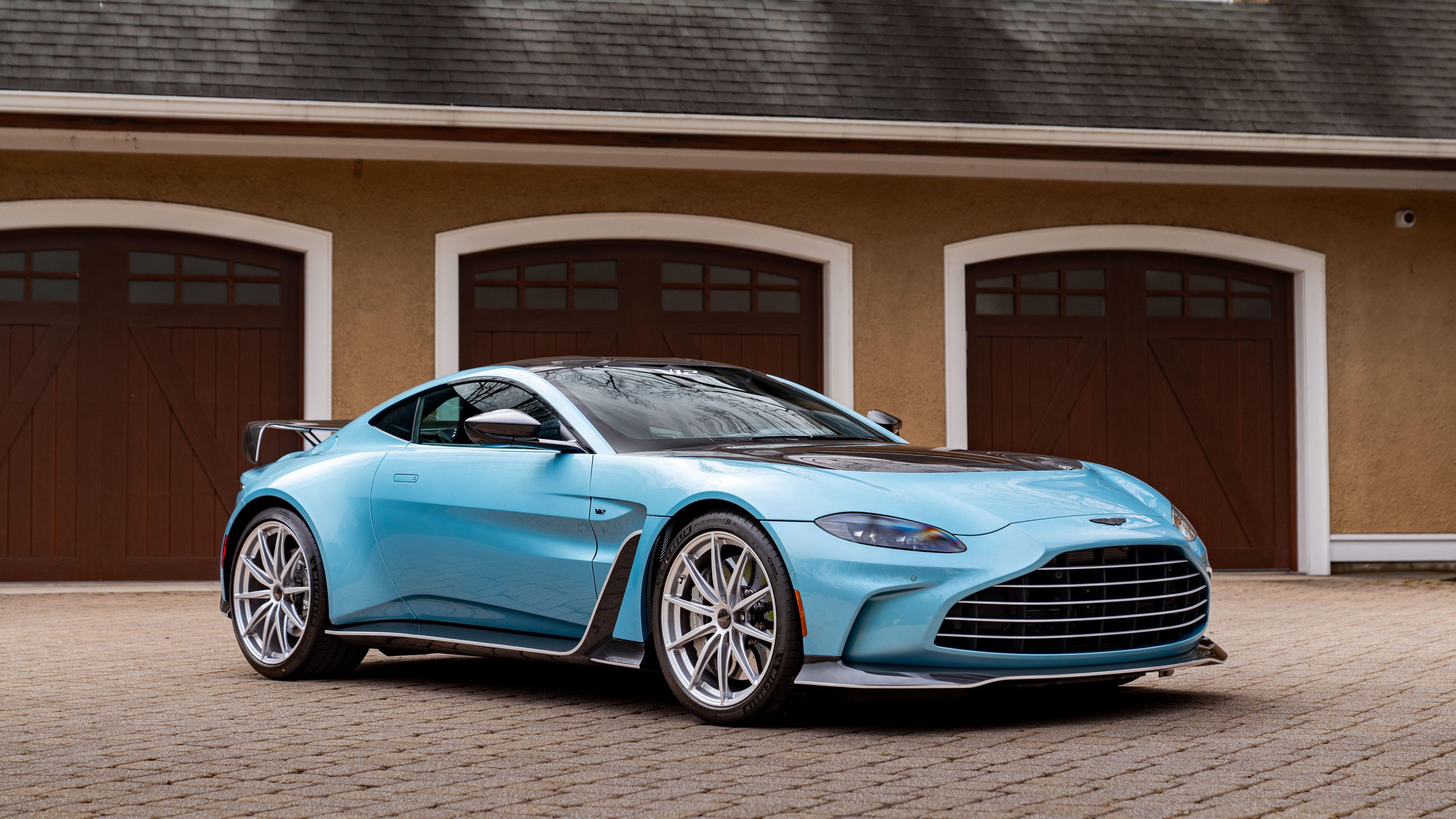 Aston Martin V12 Vantage 2024 ultra HD 4K wallpaper
