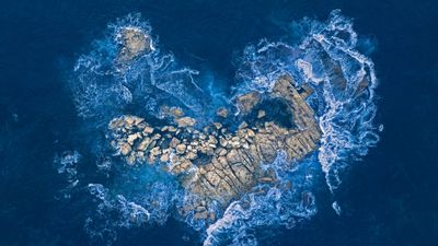 Heart shape Rock island ultra HD 4K wallpaper