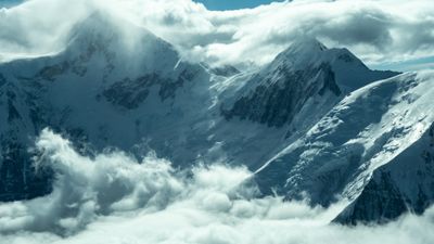 Cloudy Mountains ultra HD 4K wallpaper